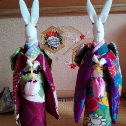 和服を着たウサギ人形(インテリアとしての置物・プレゼント用)